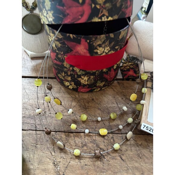 Vintage Jewelry Collection With Beaded Necklaces & Green Bangle Set In Decorativ - Picture 13 of 16